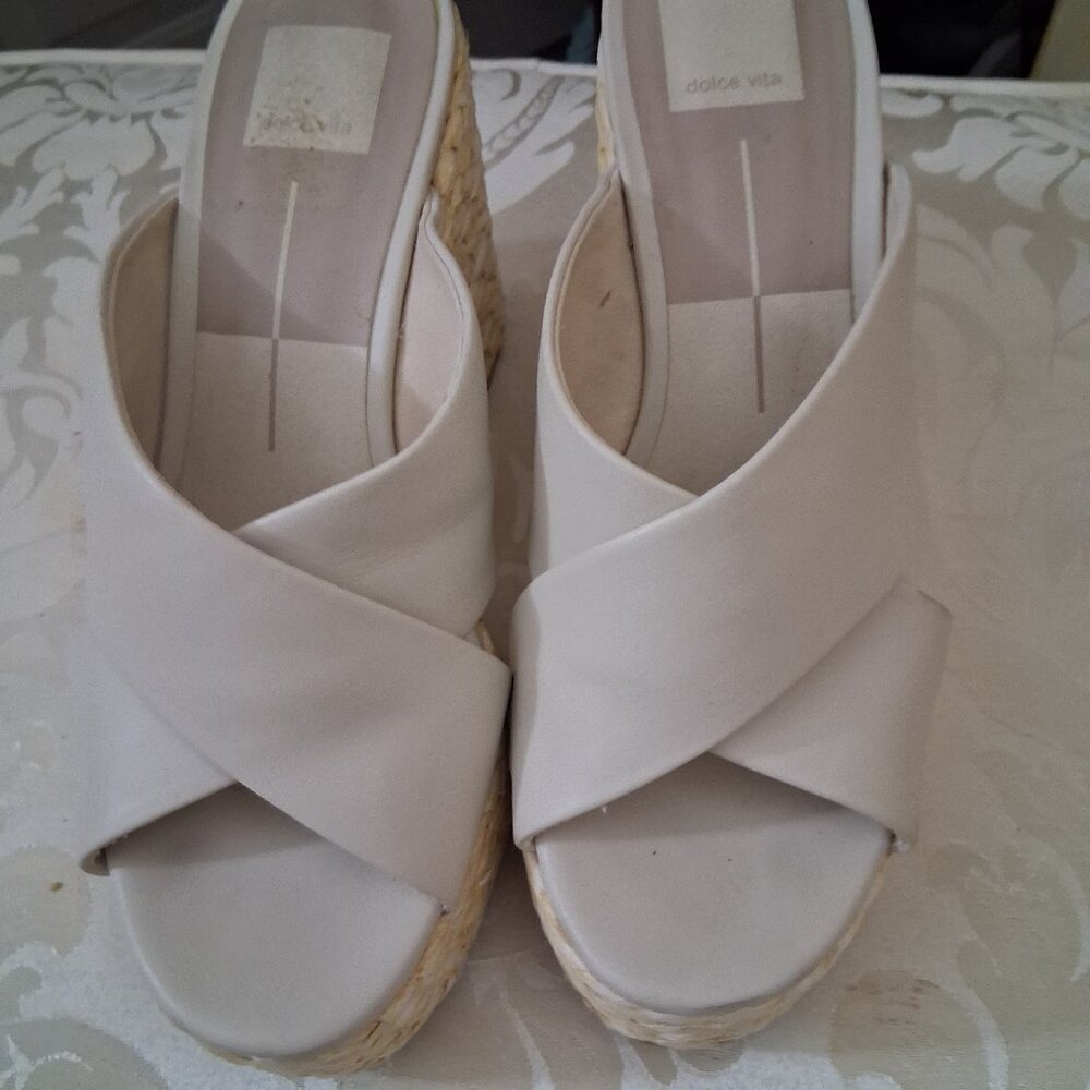 CREAMY PLATFORMS NEVER WORN! 8.5, DOLCE VITA 27$